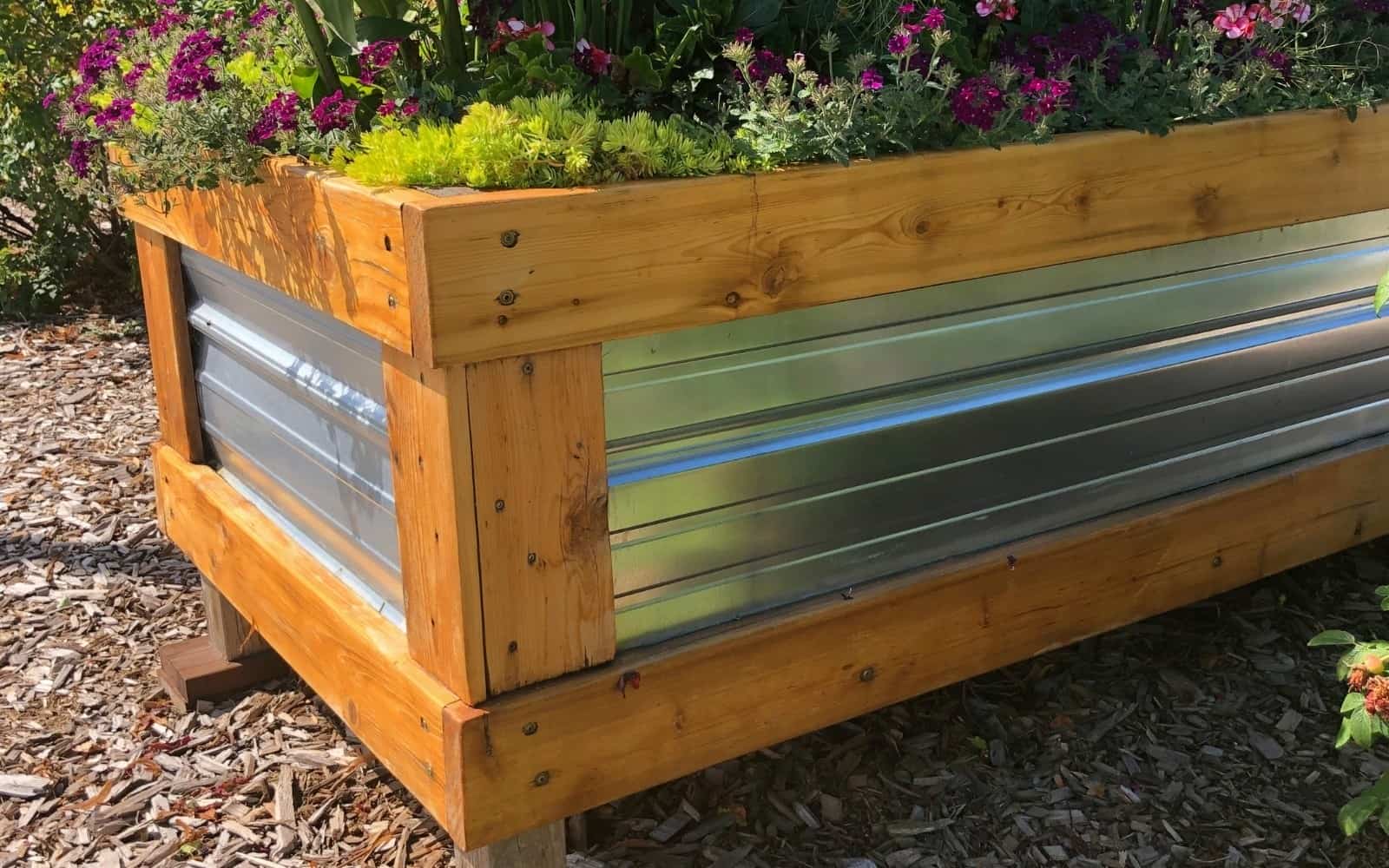 How To Choose A Perfect Wood Planter Liner For Your Garden